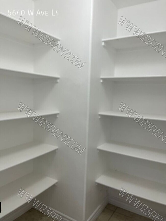 Building Photo - 5640 W Ave L4