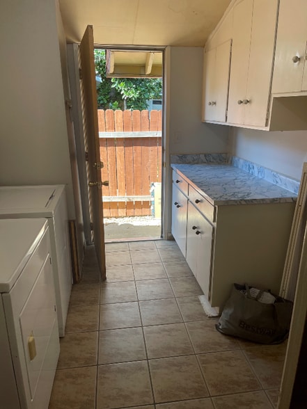 Building Photo - 2528 Bates Dr