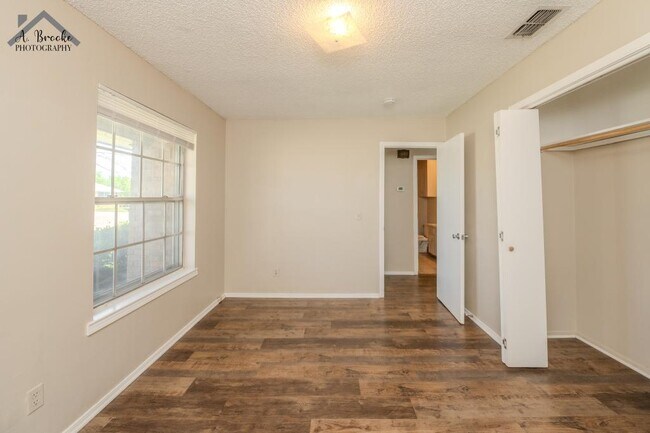 Building Photo - 1118 Crescent Ln
