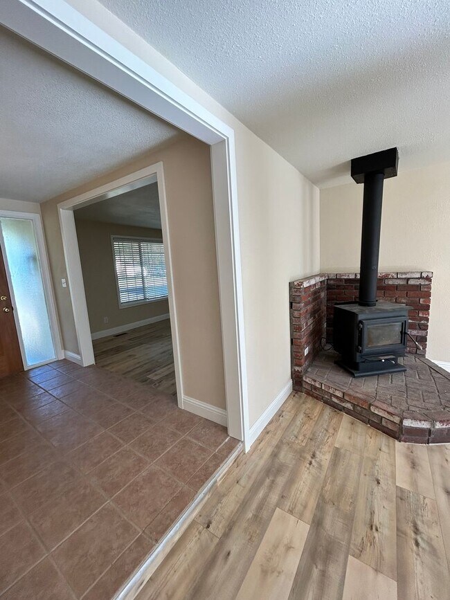 Building Photo - Newly Renovated 3 Bedroom, 2 Bath Home in ...
