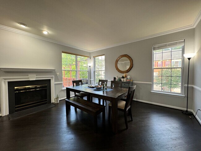 Building Photo - Stunning 3 Bed 3.5 Bath Brick Colonial End-Unit Townhome In Vibrant Kingstowne Community