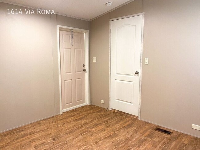 Building Photo - 1614 Via Roma Dr
