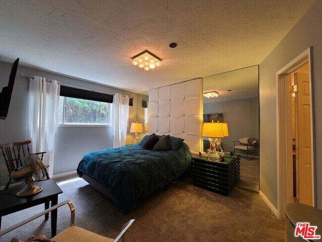 Building Photo - 933 Hilgard Ave