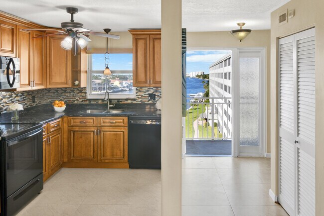 Building Photo - 3114 S Ocean Blvd