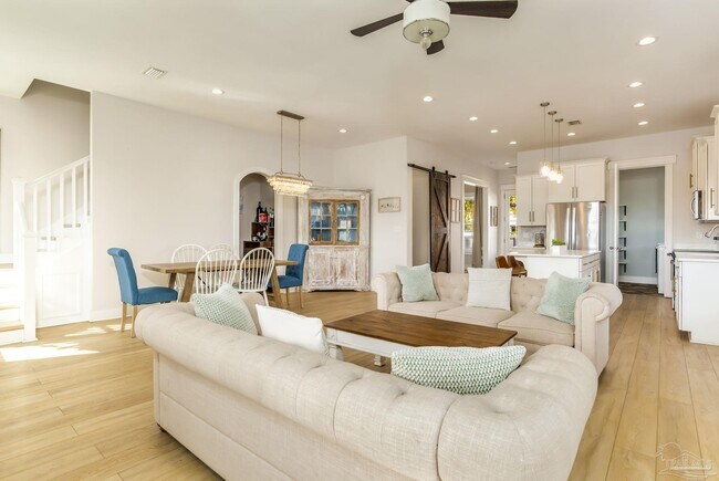 Building Photo - 606 W Intendencia St