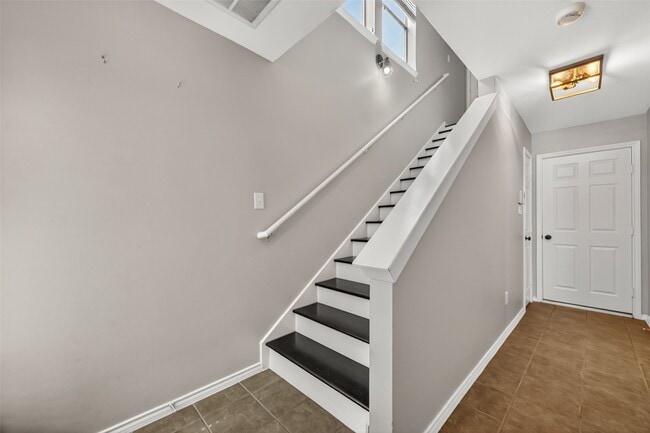 Building Photo - 1127 W 24th St