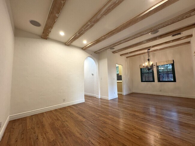 Building Photo - Spacious and Inviting 3-Bedroom, 2.5-Bath Townhome in the Heart of Menlo Park