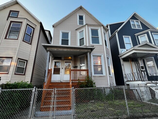 Primary Photo - 3610 W Diversey Ave