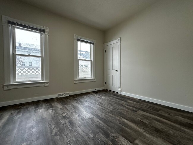 Building Photo - 712 S Oakland Ave