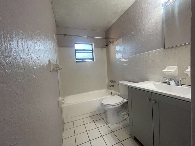 Building Photo - 2-Bedroom and 1-Bathroom Condo