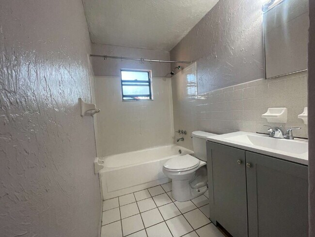 Building Photo - 493 Las Palmas Cir