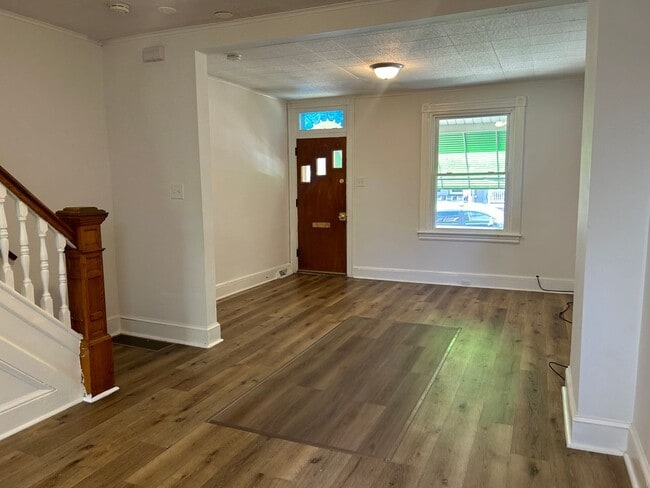 Building Photo - 3 Bedroom 1 Bath Home with Fenced Backyard