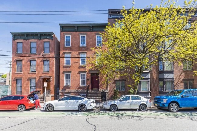 Building Photo - 204 Christopher Columbus Dr