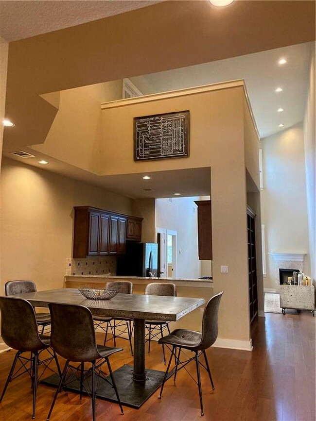 Building Photo - Spacious unit at Sunset Ridge Condos in Tw...