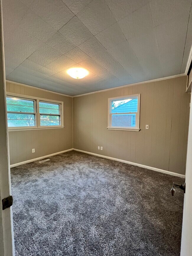 Building Photo - 1533 Hartford Rd