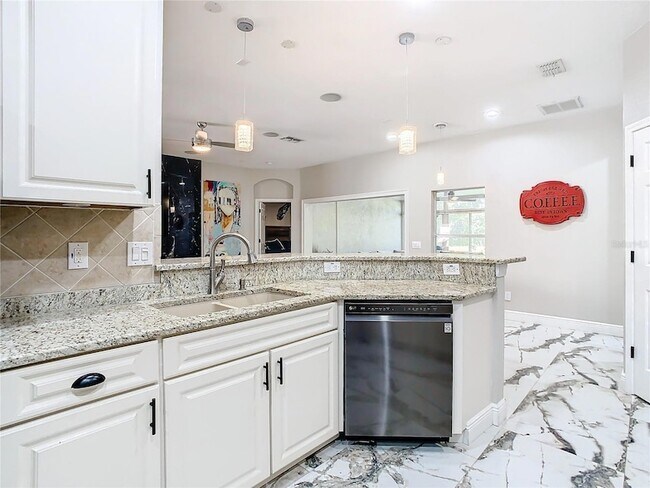Building Photo - 16829 Midsummer Ln
