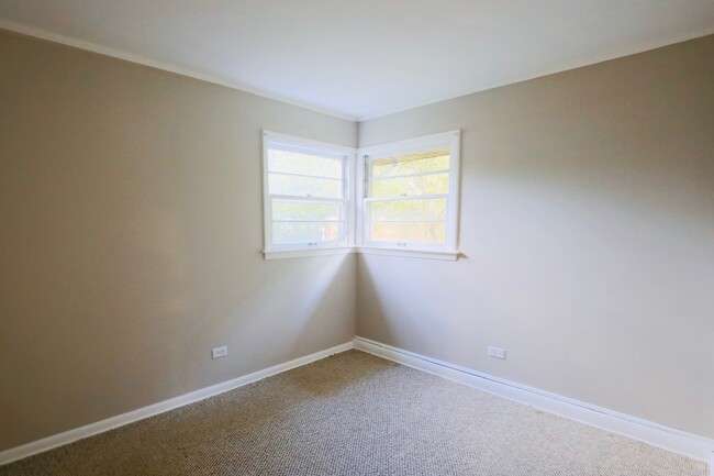 Building Photo - 423 Lawrence Ave