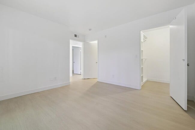 Building Photo - 14937 Dickens St