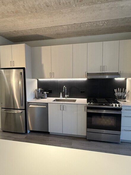 Building Photo - 334 W Schiller St