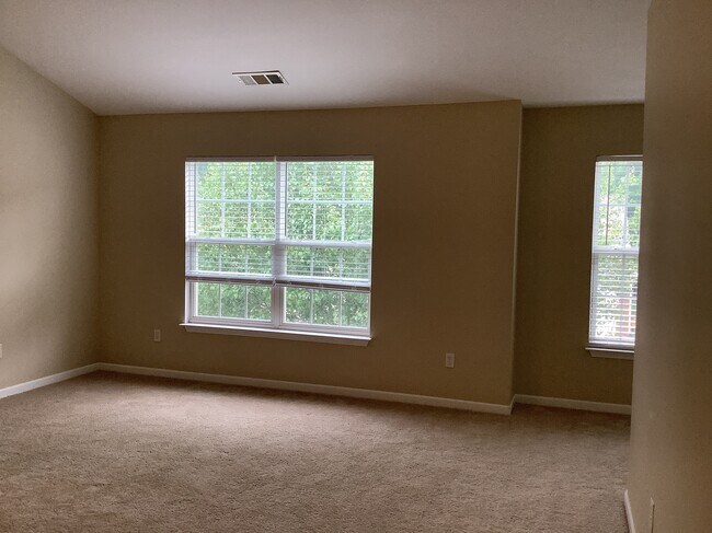 Building Photo - 11 Knoll Ridge Dr