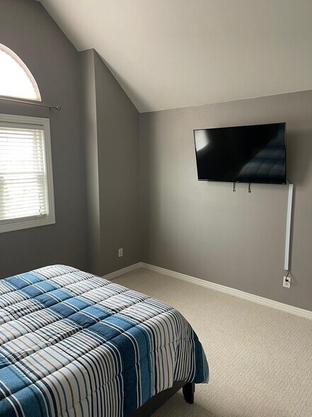 Building Photo - 404 Grace Ave