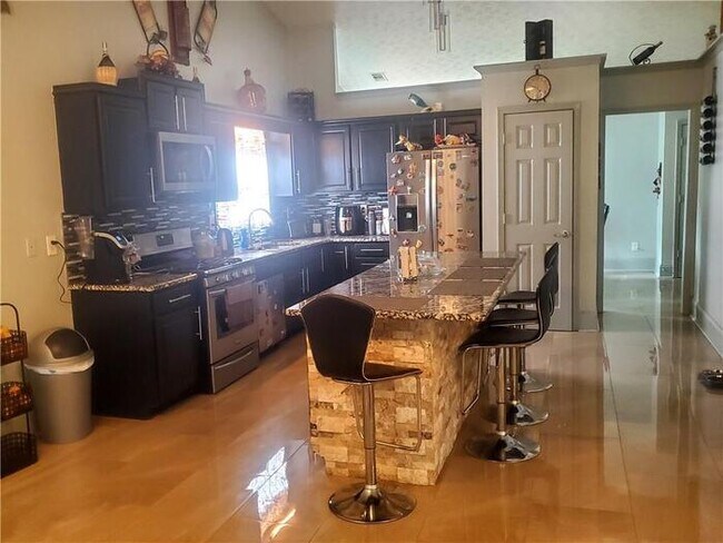 Building Photo - House - 4.5 beds 2 baths.