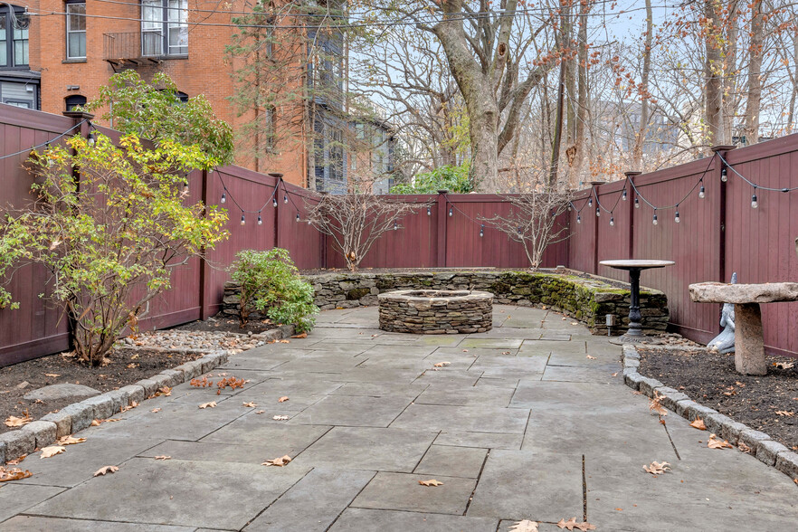 Backyard patio and garden - 3 Carlton St