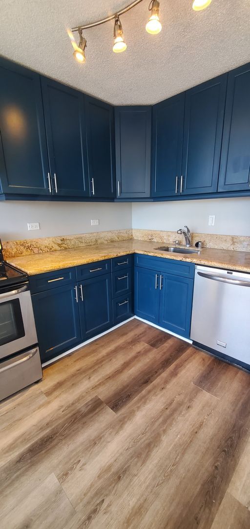 Building Photo - 2 bed, 1 bath, 1 parking updated unit in M...