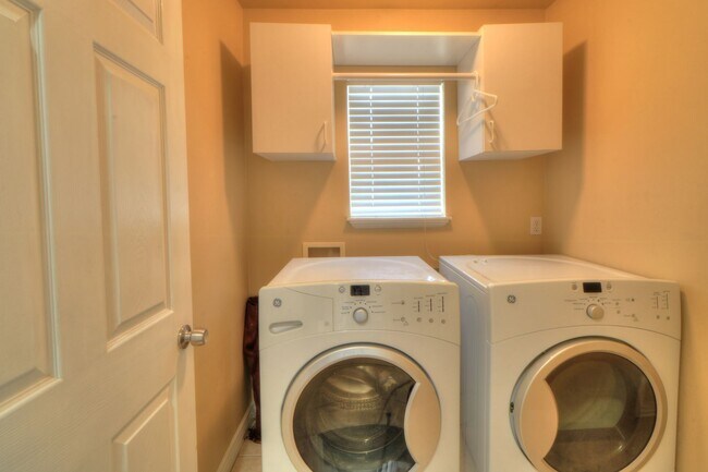 Building Photo - Corner lot with easy access to American Fork and Lehi