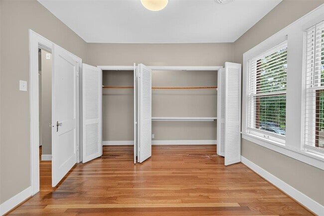Building Photo - 2343 Wroxton Rd