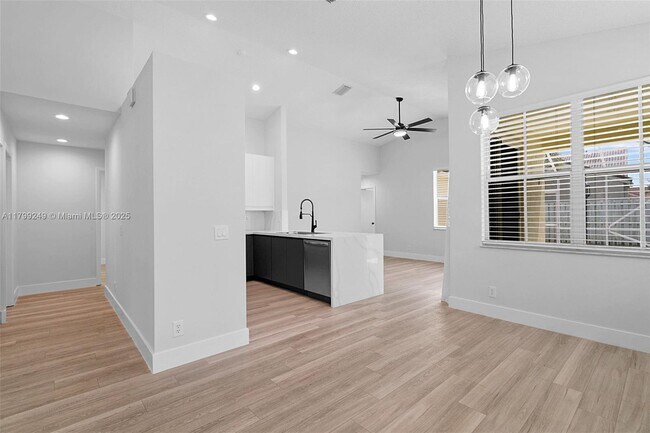 Building Photo - 824 Sand Creek Cir