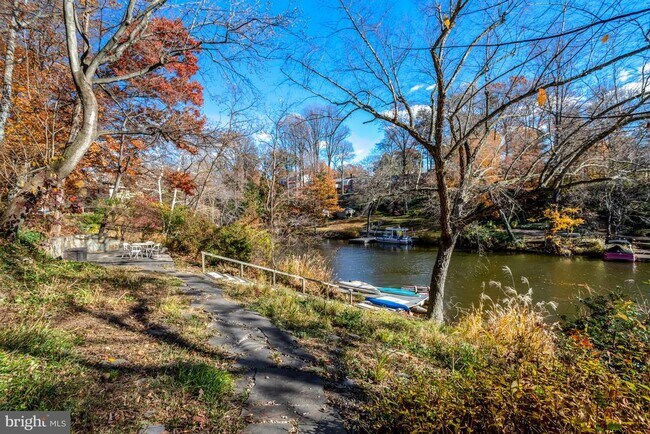 Building Photo - 6120 Beachway Dr