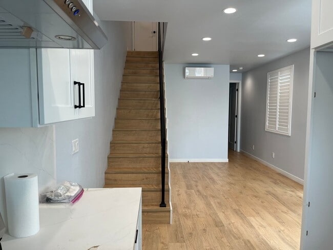 Building Photo - 3 Bedroom/ 3 Bathroom Home in Huntington B...