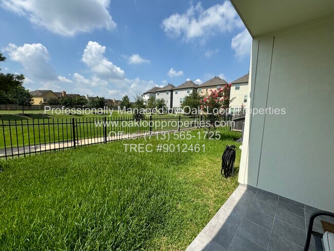 Building Photo - 2018 Royal Landing Dr