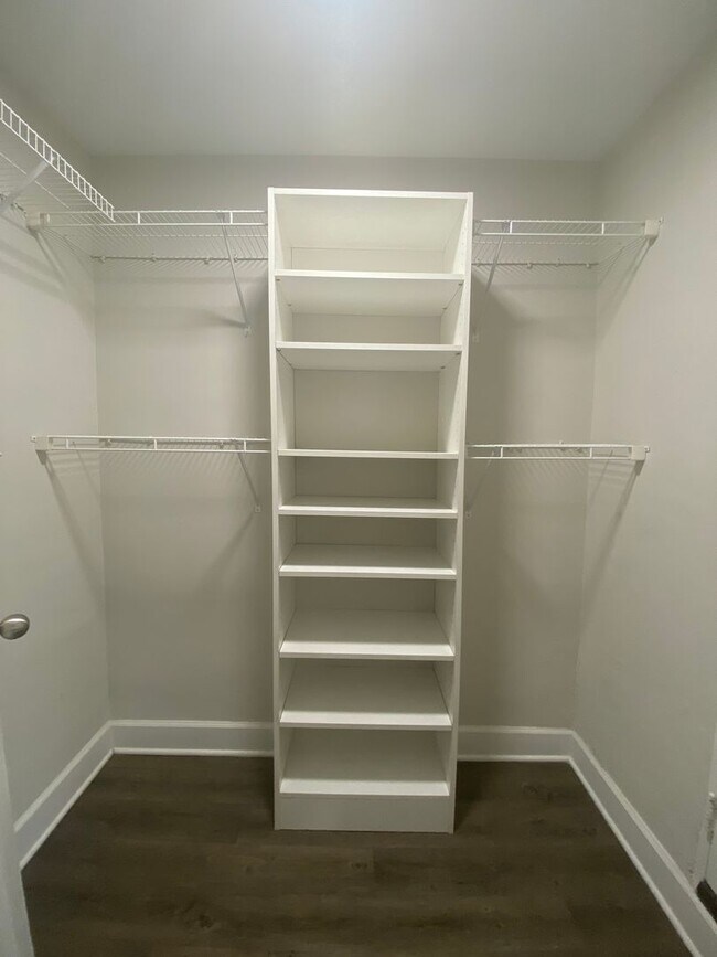 Building Photo - Renovated Studio Apt in Dogtown!