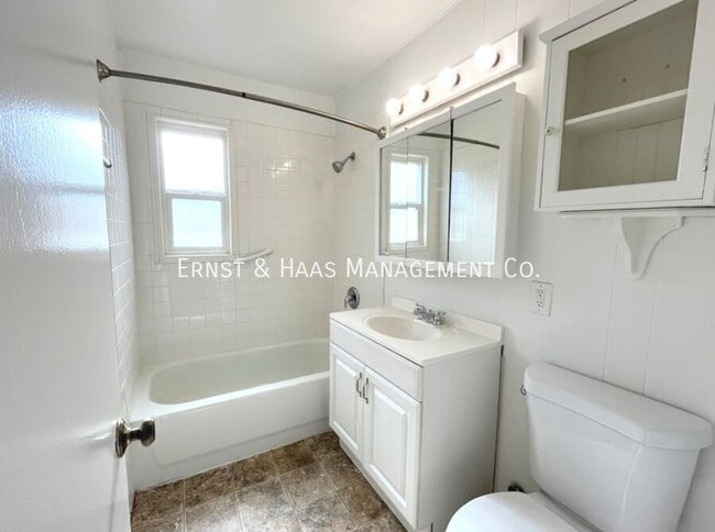 Building Photo - 510 Roycroft Ave