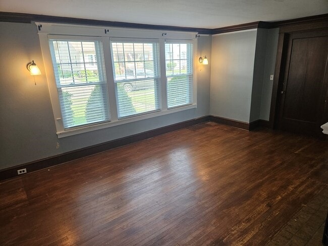 Building Photo - 465 Beecher St