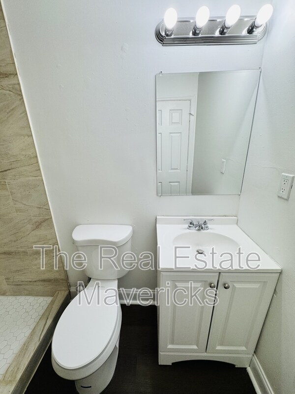 Building Photo - 925 Shallowford Rd