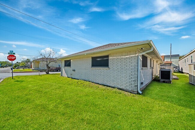 Building Photo - 1318 55th St