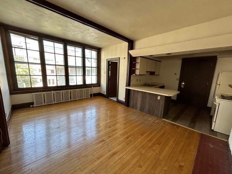 Building Photo - 612 Howard Plz