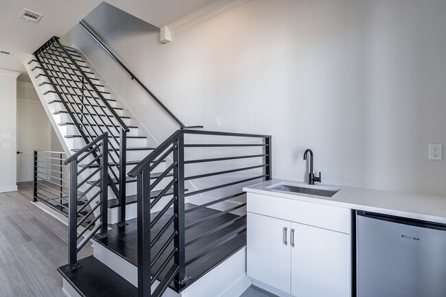 Building Photo - Luxury 3 bedroom, 3.5 Bath, 2 Car Garage Townhome