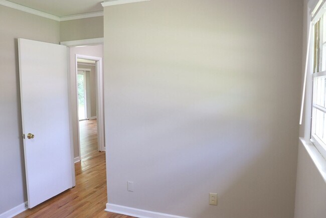 Building Photo - 3-Bedroom thats move-in ready and just wai...