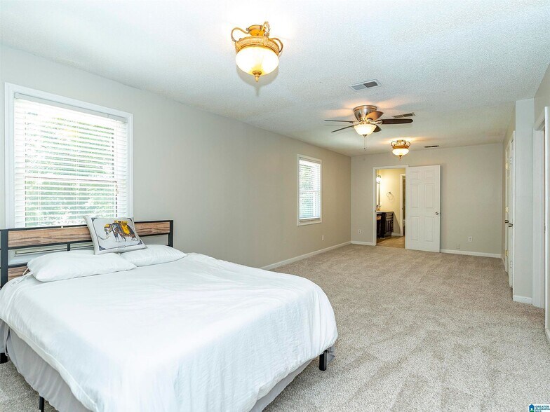 Building Photo - 2614 Royal Cir