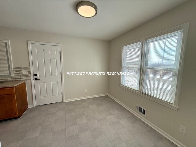 Building Photo - 2 Bed | 1 Bath Duplex Near Downtown Lee’s Summit