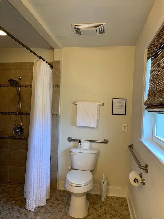Building Photo - Fully Furnished Comfort Near New Orleans Universities