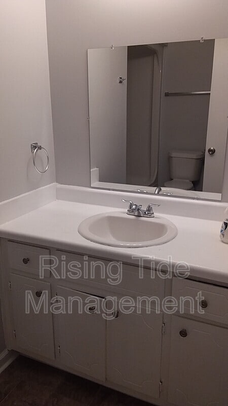 Building Photo - 3130 Sleepy Hollow Dr