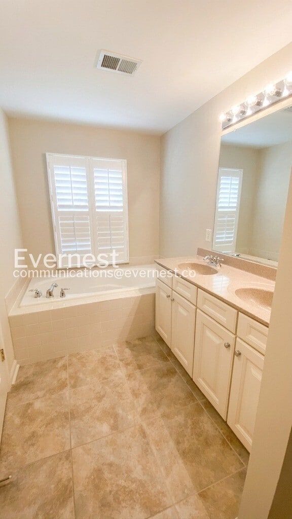 Building Photo - 1302 Wilcox Ave