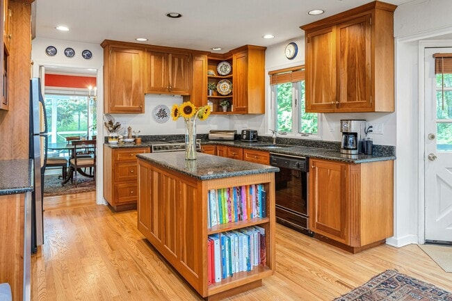 Building Photo - 261 Linden Tree Rd