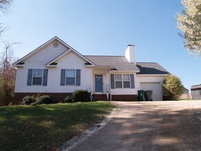 Building Photo - Charming 3b Home!