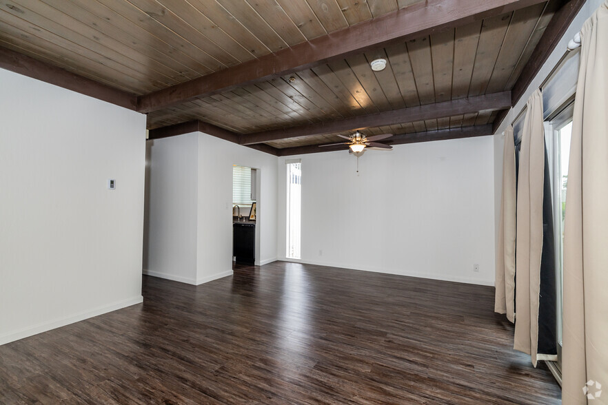 2BR, 2BA - 1,000 SF living room - North Street Apartments